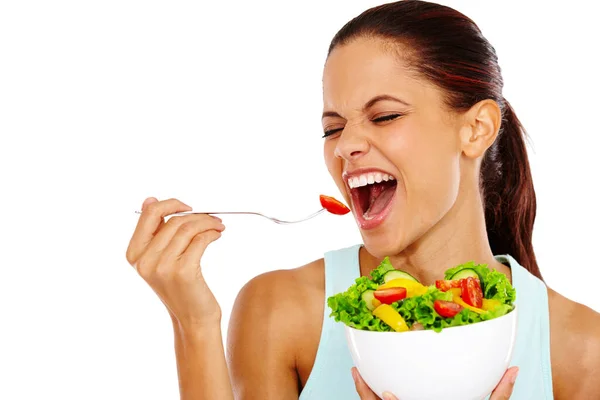 A salada é a melhor. Retrato de uma jovem atraente comendo uma salada saudável com os olhos fechados. — Fotografia de Stock