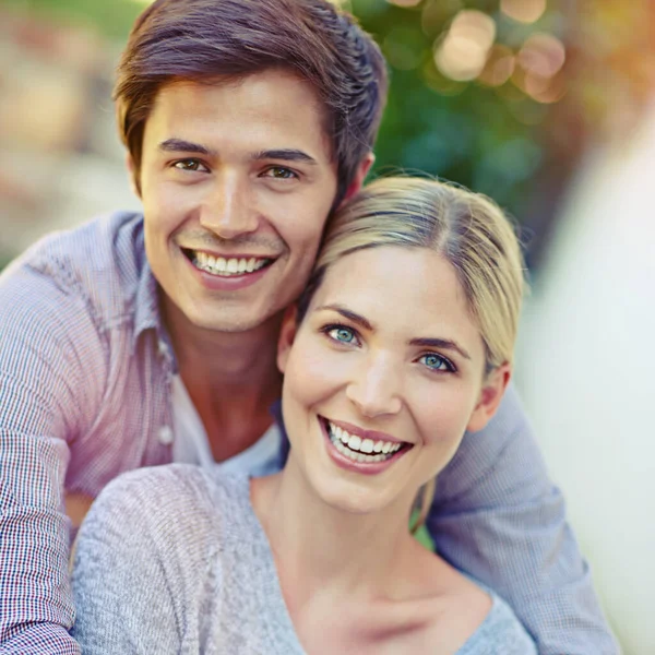 Apaixonado para sempre. Retrato de um jovem casal feliz desfrutando de um momento afetuoso juntos ao ar livre. — Fotografia de Stock