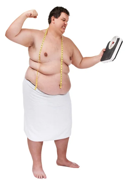 다이어트 좌절감. 화가 난 것처럼 보이고 체중계에 펀치를 날릴 것같은 비대 한 청년. — 스톡 사진