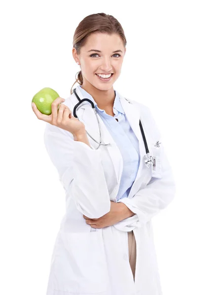 Polecam jabłko dziennie. Portret atrakcyjnej lekarki trzymającej jabłko. — Zdjęcie stockowe