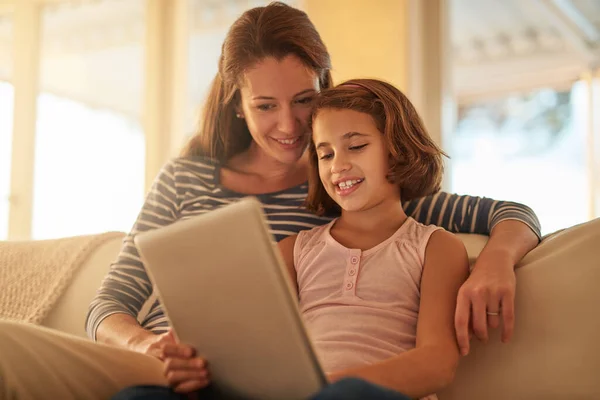 Quando si tratta di tecnologia, è naturale. Colpo ritagliato di una madre e sua figlia utilizzando la tecnologia wireless a casa. — Foto Stock