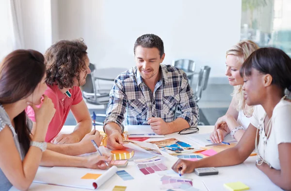 Väljer den perfekta nyansen. En grupp inredare som beslutar om färger i sin ateljé. — Stockfoto