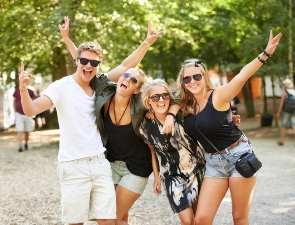 Vrij om te feesten op het muziekfeest. Vier vrienden feesten en vieren op een muziekfestival. — Stockfoto