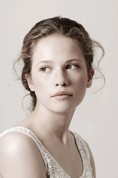 Beleza perfeita. Retrato de uma jovem mulher linda. — Fotografia de Stock