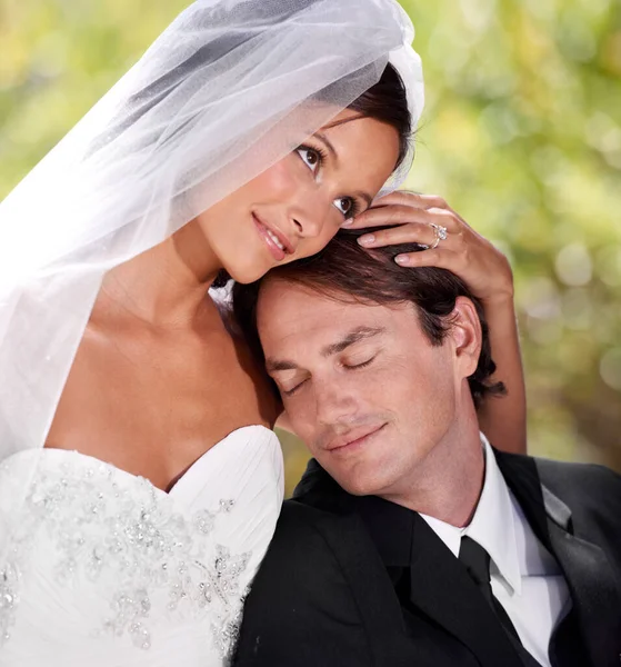 Örökké szeretni foglak. Egy menyasszony és egy vőlegény az esküvőjük napján.. — Stock Fotó
