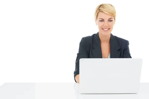 Zakelijk onderzoek op het internet. Een jonge zakenvrouw die aan haar laptop werkt. — Stockfoto