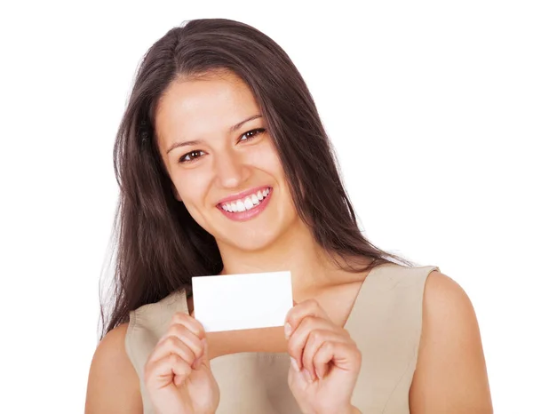Bel ons.. we hebben de oplossing voor uw zakelijke behoeften. Een jonge zakenvrouw glimlachend en met een visitekaartje terwijl geïsoleerd op wit. — Stockfoto