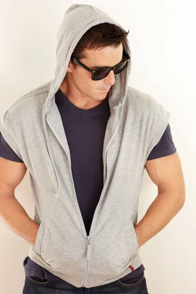 Nagyon jó fej. Egy fiatalember kapucnis pulcsiban és napszemüvegben.. — Stock Fotó