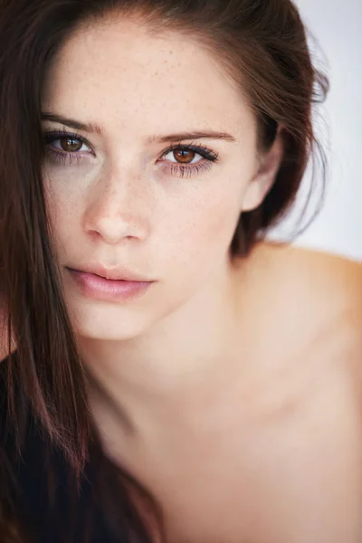 Beleza de perto. Close-up de uma jovem mulher linda com a pele perfeita olhando para você com confiança. — Fotografia de Stock