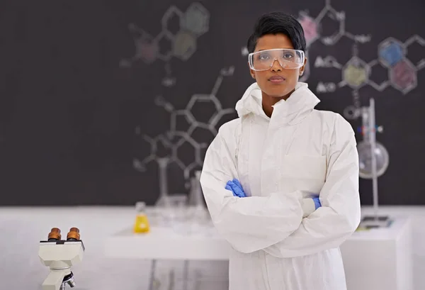Důvěryhodný vědec. Portrét krásné mladé vědkyně hrdě stojící ve své laboratoři. — Stock fotografie