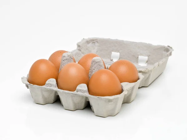 Tele fehérjével. Stúdiófelvétel fél tucat barna tojásról dobozban.. — Stock Fotó