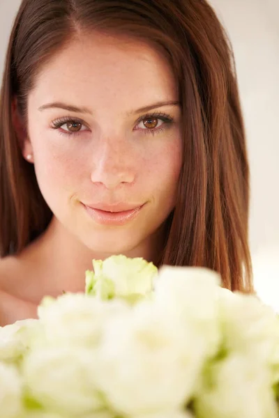 Ela é a mais bela de todas. Retrato de uma bela jovem mulher sorrindo e segurando um buquê de flores. — Fotografia de Stock