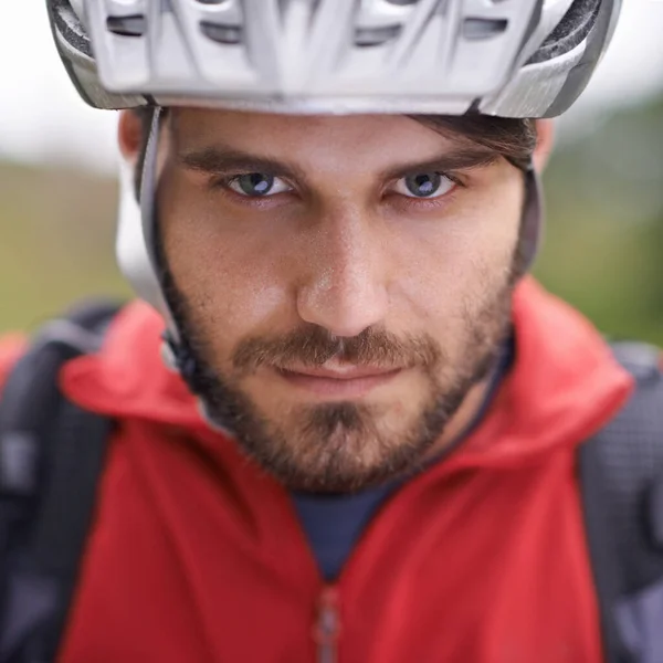 Können Sie mit der Geschwindigkeit umgehen? Nahaufnahme Porträt eines Radfahrers mit Helm. — Stockfoto