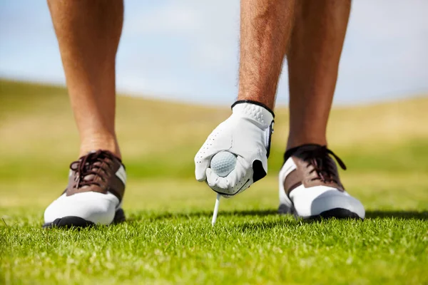 Deliğin başlangıcı. Golf sahasında golf sopasını yere koyan bir golfçü.. — Stok fotoğraf