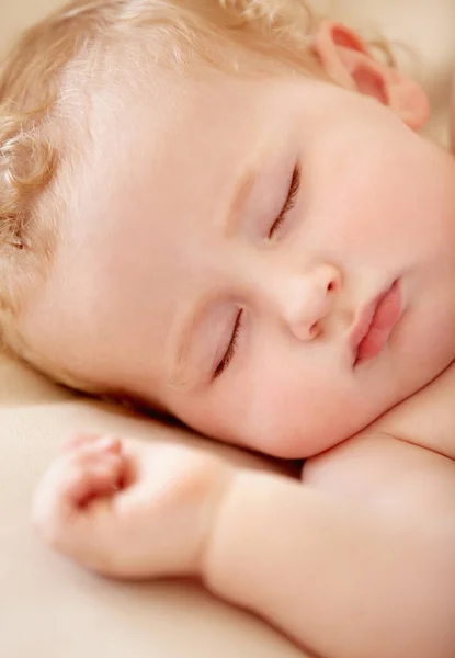 Dormire sonni tranquilli. Piccolo bambino che giace addormentato velocemente. — Foto Stock