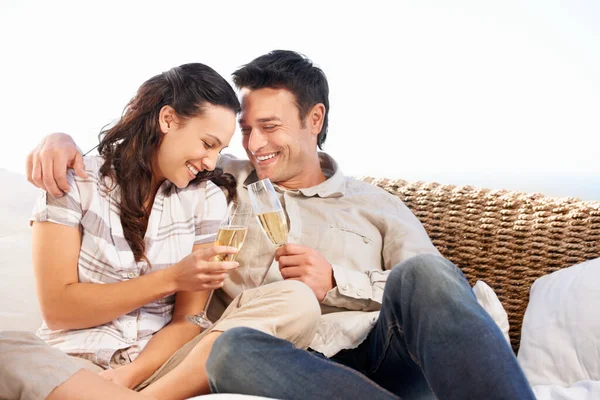 Щасливі разом. Молода пара посміхається і п'є шампанське . — стокове фото