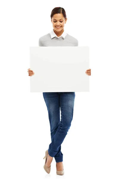 A apresentar a tua mensagem. Retrato de estúdio de uma jovem atraente segurando um cartaz em branco isolado em branco. — Fotografia de Stock