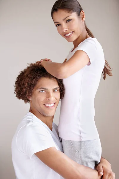 Ela é a tal para mim. Estúdio retrato de um belo jovem casal segurando uns aos outros de uma forma lúdica. — Fotografia de Stock