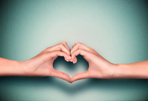 Ich liebe dich. Abgeschnittene Aufnahme von Händen, die ein Herzzeichen machen. — Stockfoto