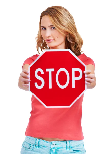Berhenti! Seorang wanita muda memegang tanda berhenti terhadap latar belakang putih. — Stok Foto