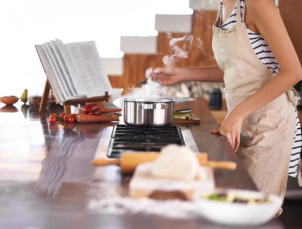 Tal como lo hizo mamá. Mujer joven cocinando en una cocina. — Foto de Stock