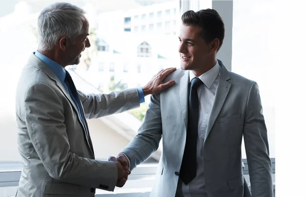 Construir relações comerciais. Dois homens de negócios apertando as mãos. — Fotografia de Stock