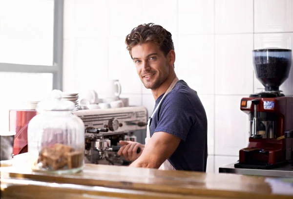 Diz o nome da mistura e o inferno que chegue. Retrato de um jovem barista em uma cafeteria. — Fotografia de Stock