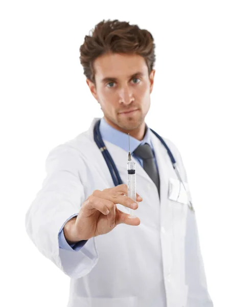 Det här gör inte ont. Studioporträtt av en seriös ung läkare som håller i en spruta. — Stockfoto