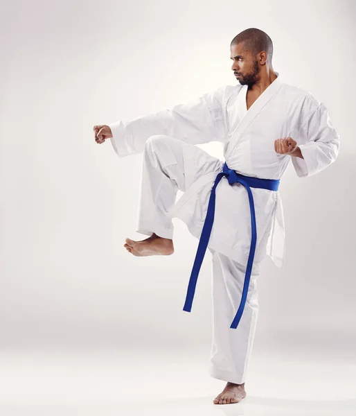 Perfekt form. En skrubbsulten mann som gjør karate.. – stockfoto