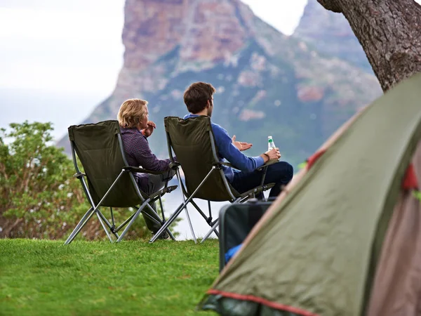 露营是很有趣的。两个男人在营地休息. — 图库照片