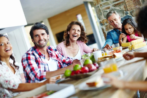 家族として食事を楽しむ。幸せな家族が一緒に食事の時間を楽しむ. — ストック写真