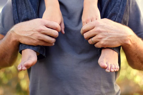 Bądź przy nim na zawsze. Zbliżenie na ojca niosącego syna na ramionach. — Zdjęcie stockowe