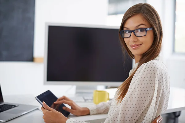 Εξερευνώντας τη σύγχρονη τεχνολογία. Πορτρέτο μιας γυναίκας με γυαλιά που κάθεται στο γραφείο της ενώ χρησιμοποιεί το ψηφιακό της tablet. — Φωτογραφία Αρχείου