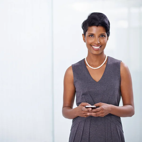 Ich habe gerade positives Feedback bekommen. Aufnahme einer attraktiven jungen Geschäftsfrau in ihrem Büro. — Stockfoto