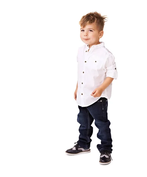 Модный человечек. Симпатичный маленький мальчик позирует на белом фоне. — стоковое фото