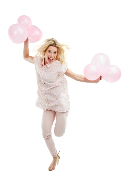 그녀는 행복 한 생일에 행복 한 사람을 데려 옵니다. 하얀 배경에 핑크 색 풍선으로 축하하고 있는 흥분 한 젊은 여자의 스튜디오 사진. — 스톡 사진