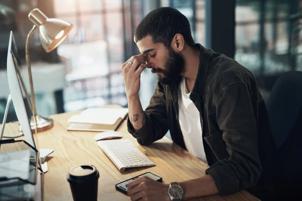 É isso, estou farto. Tiro de um jovem empresário se sentindo estressado enquanto trabalhava até tarde da noite em um escritório moderno. — Fotografia de Stock