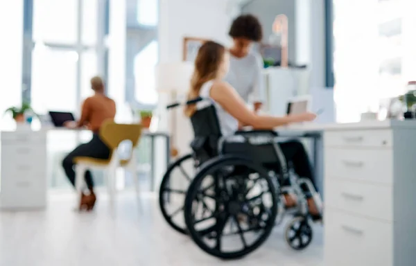 Tutti lavorano insieme nel nostro ufficio. Scatto di una donna d'affari con disabilità che lavora con colleghi in un ufficio moderno. — Foto Stock