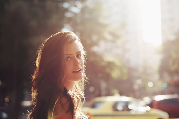 Glamour in the afternoon light. Cropped shot of an attractive young woman in an urban setting. — Stock Photo, Image