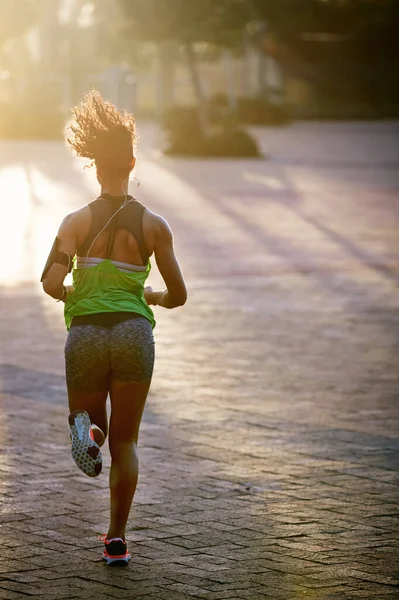 그러 한 나쁜 습관들을 버릴 때가 된 것입니다. 활달 한 젊은 여자가 뛰기 위해 밖으로 촬영 뒷 그림. — 스톡 사진