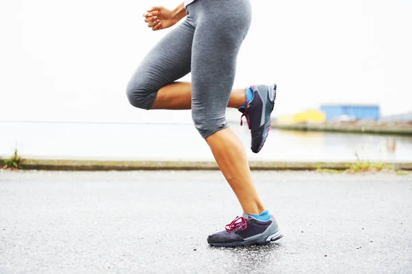 Відчуваю опік великого бігу. Обрізаний вид на жіночі ноги під час пробіжки . — стокове фото