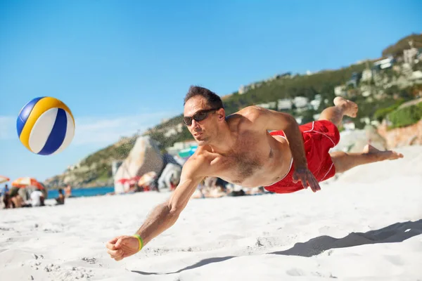 Пірнання на славу. Знімок пляжної волейбольної гри в сонячний день . — стокове фото
