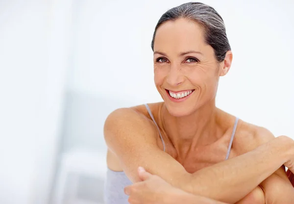 Looking youthful despite her years. Cropped portrait of a beautiful mature woman posing in studio. — Stock Photo, Image