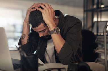 Eğer izin verirsen stres seni yıpratır. Modern bir ofiste gece geç saatlere kadar çalışan genç bir işadamının stresli görüntüsü..