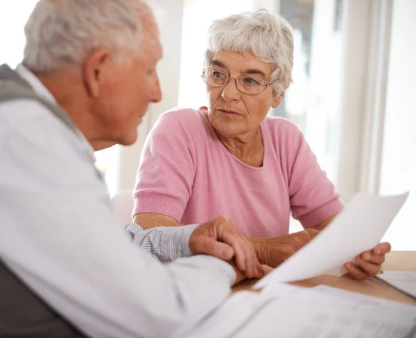 De tijd nemen om belangrijke zaken te bespreken. Schot van twee bejaarden die een document bespreken. — Stockfoto