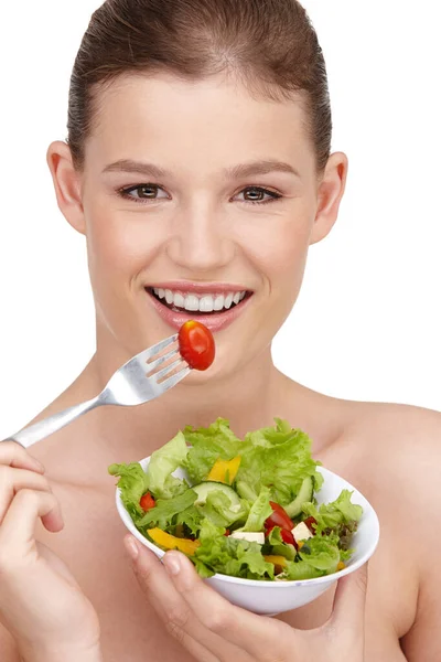 Letní salátové dny. Dospívající dívka těší zdravý salát. — Stock fotografie