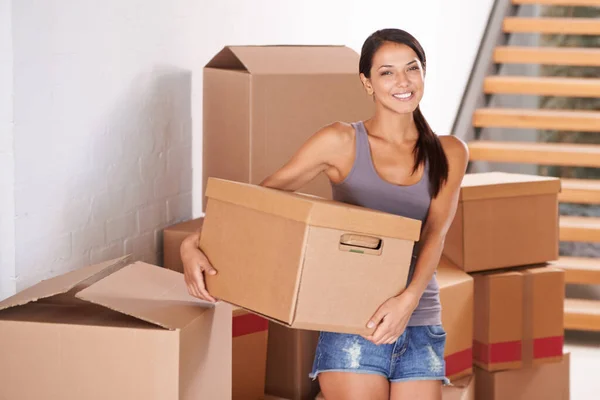 Apenas sé por dónde empezar. Un disparo de una joven que se muda a un nuevo hogar. — Foto de Stock