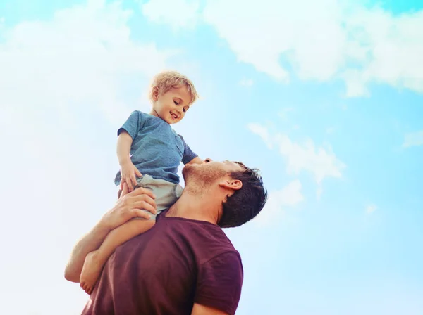 ¿Cómo te has hecho tan alto? Foto de un niño feliz y su padre jugando juntos en su patio trasero en casa. — Foto de Stock