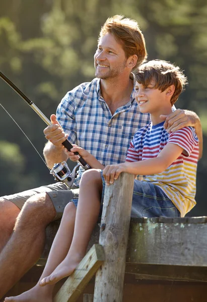 Ona nasıl yapıldığını gösteriyorum. Bir baba ve oğulun birlikte balık tutması.. — Stok fotoğraf