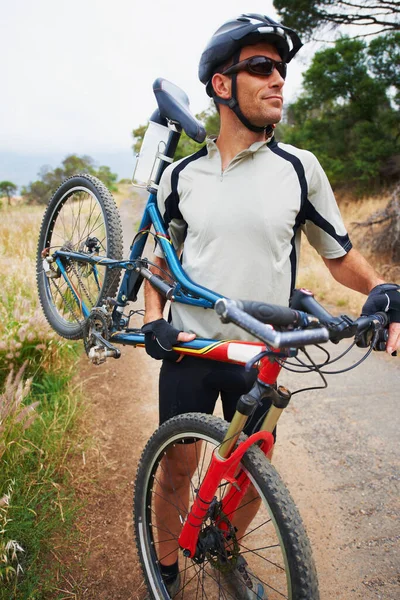 Bereit, sich auf den Weg zu machen. Schuss eines Sportlers mit seinem Mountainbike. — Stockfoto